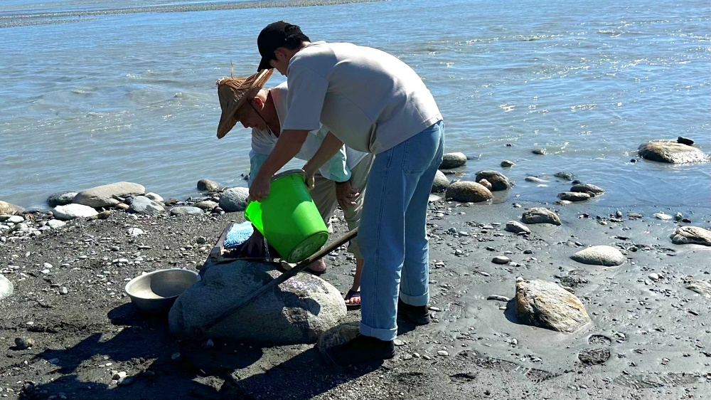 太管處於立霧溪口模擬簡易淘金(太魯閣國家公園管理處提供)