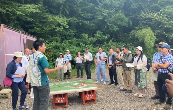 日本環境省Mitsuo Wada先生向NPO Balance 21及地方政府官員介紹OECM站點 © IUCN / Kosuke Terai