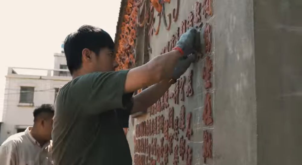 文青們跟著老師做牆面的裝飾藝術 (金門公園管理處提供) 