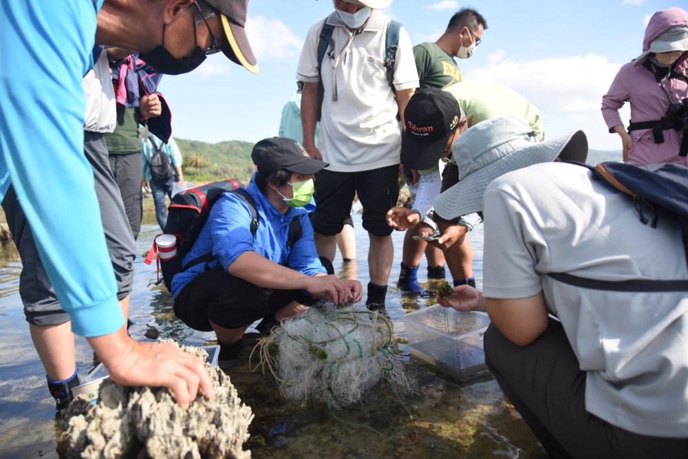 During the explanation, I discovered an illegal fishing net and used scissors to rescue the creatures trapped inside.(Provided by Frog Natural Ecological Consulting Co., Ltd.)