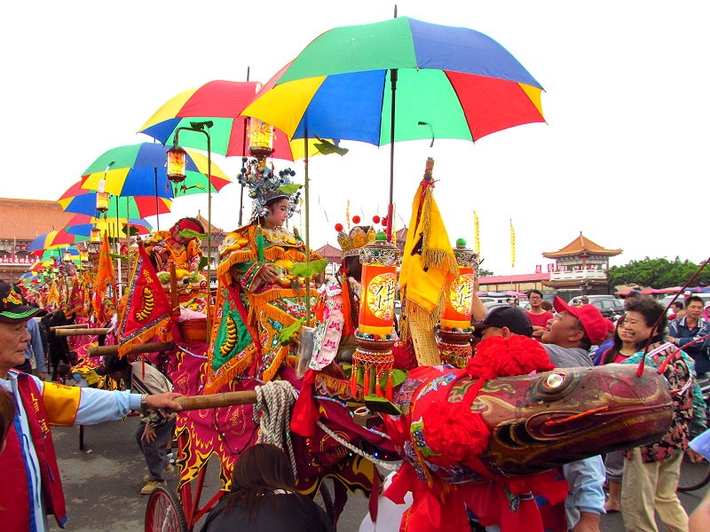 曾文溪下游一帶的蜈蚣陣具有鎮壓曾文溪這一條「青盲蛇」的神性，更被視為是刈香隊伍中最強大的驅邪物 (台江國家公園管理處提供)