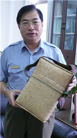 司馬庫斯原住民長老贈與林處長的竹編籃
