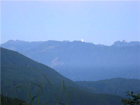 月亮西落在聖稜線上頭