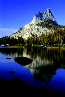 夏季的主教峰(Cathedral Peak)與上主教湖(Upper Cathedral Lake)