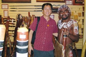 吳祥堅與原住民合照