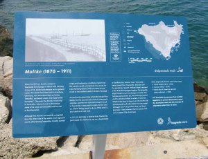 古沉船的解說牌