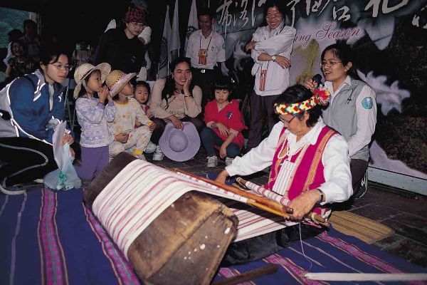 太魯閣族人織布