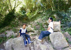同禮部落生態旅遊體驗的主辦之家YaYa及其孫子雅弗