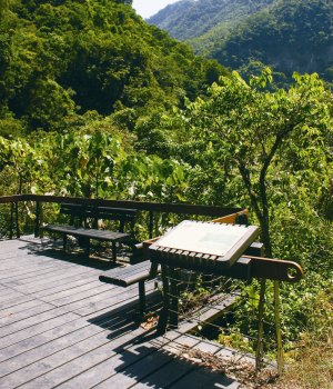 得卡倫步道旁休息觀景台