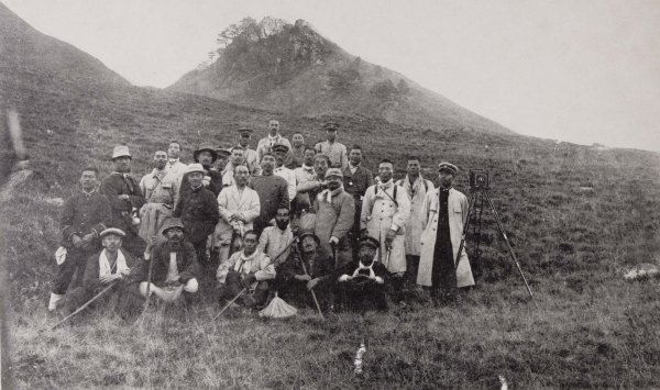日治時期登山隊於八通關上合影
