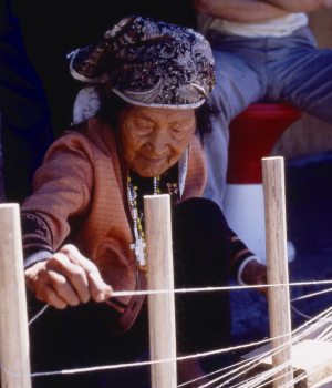 布農族老婦紡織