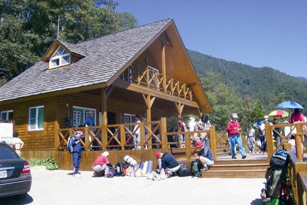 雪山登山口管制站