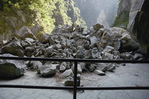 劇烈板塊運動造成的落石