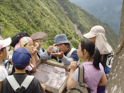 陳建志向小朋友解說標放