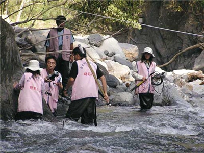 林教授及助理在高山溪檢測水質/林幸助提供
