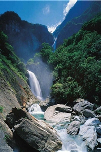 溪流雕塑出台灣l凹凸有致的地貌，圖為白楊瀑布/太管處提供，黃雯鈺攝