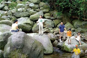 夏日溪流戲水，老少咸宜/李鵬翔攝