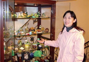 楊懿如因為研究青蛙，進而喜愛及保育青蛙，並有許多青蛙收藏品/李鵬翔攝