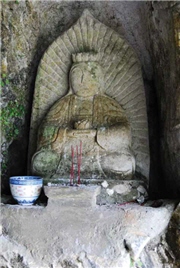 錐麓古道第二隧道口岩壁上雕有一地藏王菩薩之石像，護佑往來此路段之行人/賴宛靖攝