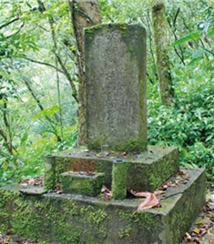 大正5年(1916)1月東麓分遺所(後改為斷崖駐在所)巡查班長持館五代郎，於值勤時遭原住民襲殺身亡，事件後於殉職地立碑紀念/呂建毅攝