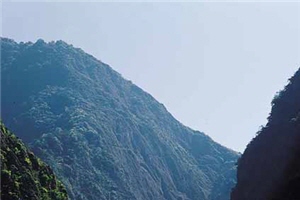 從九曲洞仰望錐麓斷崖，錐麓古道就高懸在斷崖上/林茂耀攝