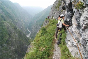 全線最精華也最危險的路段，不足一米寬的小徑，一旁是山壁，另一側則是萬丈深淵/呂建毅攝