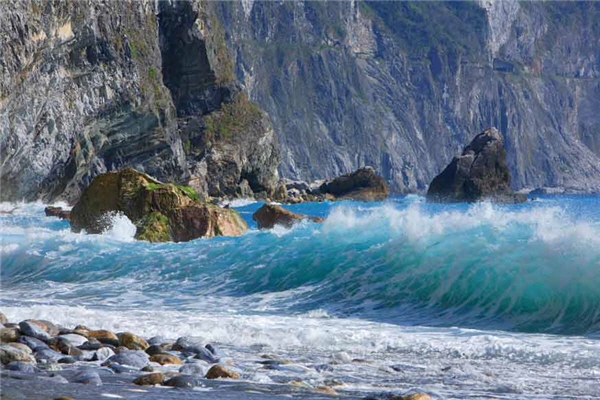 吳志學喜歡在到冬天到海邊，不為戲水，而是為了捕捉最美麗的浪花。
