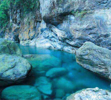 晶瑩剔透宛如美玉的砂卡噹溪。