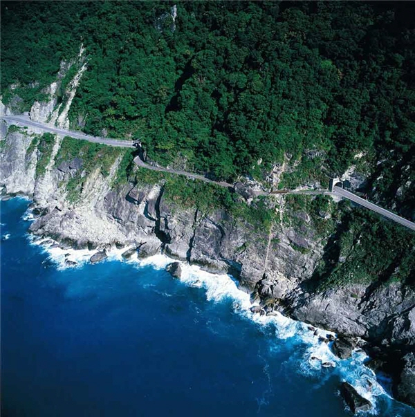 險峻的清水斷崖與蜿蜒的蘇花公路。從空中鳥瞰氣勢甚為磅礡。