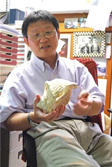 李匡悌教授說起墾丁史前遺址，侃侃而談，如數家珍/賴宛靖攝