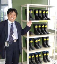 因山區時常下雨，服務站備有雨鞋供遊客免費使用/李柏壯攝