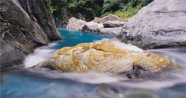 太魯閣國公園美景渾然天成，歌聲迴盪讓人心曠神怡。圖為砂卡溪/太管處提供，許書豪攝