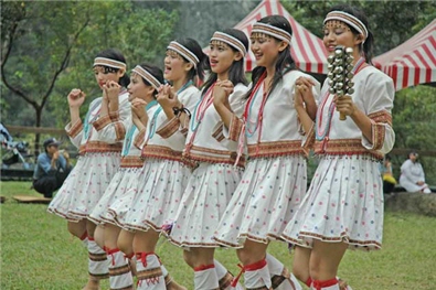 水源部落少女們的歌舞展現青春活力/古煥森攝