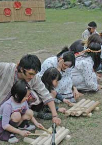 活動中邀請遊客一同體驗敲擊傳統樂器「木琴」/古煥森攝