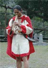 彼德洛．烏嘎表演吹奏獵首笛/古煥森攝