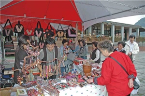 創意文化市集的編織作品色彩繽紛/古煥森攝