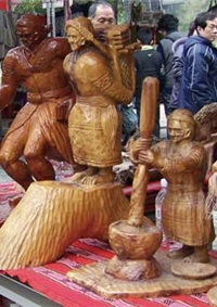 創意文化市集上販售的原住民手工木雕品/古煥森攝