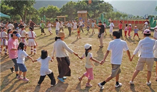 現場觀眾與太魯閣族跳傳統舞/林璟辰攝