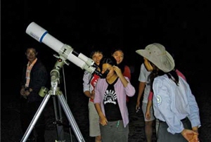 民眾透過天文望遠鏡觀看奇妙的土星光環/謝桂禎提供