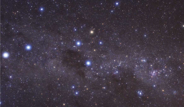 南十字星座主要由上下左右4顆星星組成，將上、下兩顆星的連線延長5倍，可找到南極點/陳培堃攝