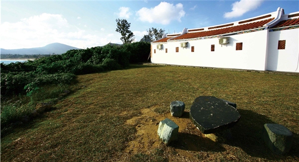 從墾青中心可遠眺優美湛藍的墾丁海域/小郭