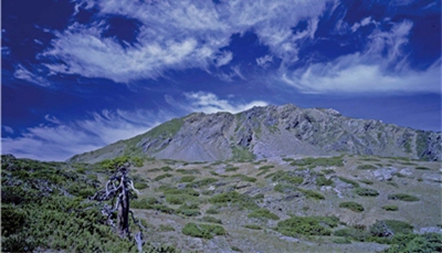 戴校長獲得值勤超過100次以上的最高榮譽–南湖大山獎章。圖為壯麗的南湖大山/太管處提供，蔡進鴻攝