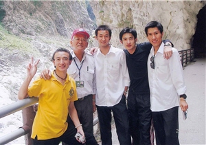 戴國健校長帶大陸殘疾人士技藝團遊峽谷，欣賞鬼斧神工的壯闊之美/戴國健提供