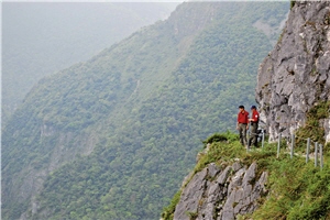 解說員與巡山員都是國家公園的重要第一線。圖為錐麓古道上的巡山員身影/賴宛靖攝