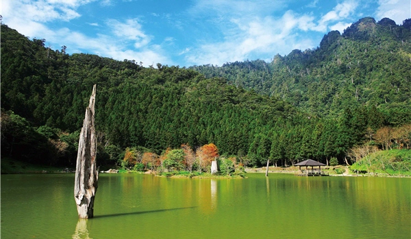 明池山莊的水池造景，將山的壯麗與水的幽靜合而為一，這也是郭教授傑出的作品之一/戴進元攝