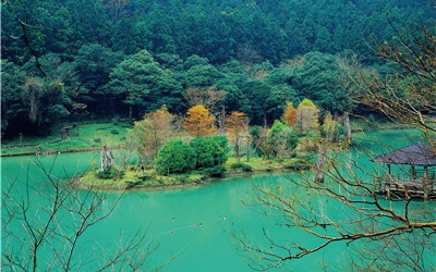 明也美景與中國著名的九寨溝有些相似之處。/戴進元攝