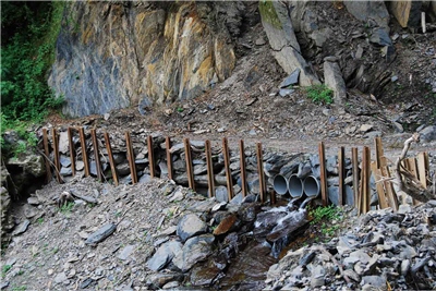 大鹿林道線採搶通方式，以大石磈加上鋼條固定路面/賴宛靖攝