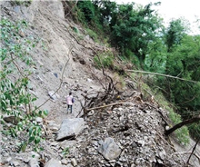 爬過土石，步行進入後半段林道應無問題/黃志浩攝
