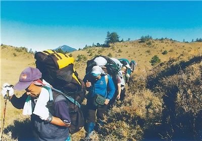 背負重達10幾公斤的裝備，攀登八通關/全鴻德提供