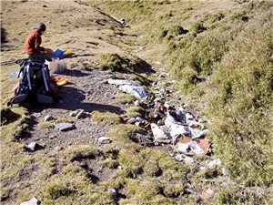 嘉明湖營地一帶的垃圾，「天使的眼淚」是在為誰哭泣/玉山國家公園的保育志工 陳大森攝